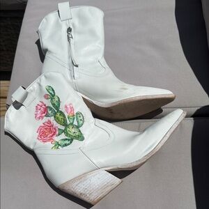 Vero Cuoio White Heeled Boots with Cactus and Floral Design